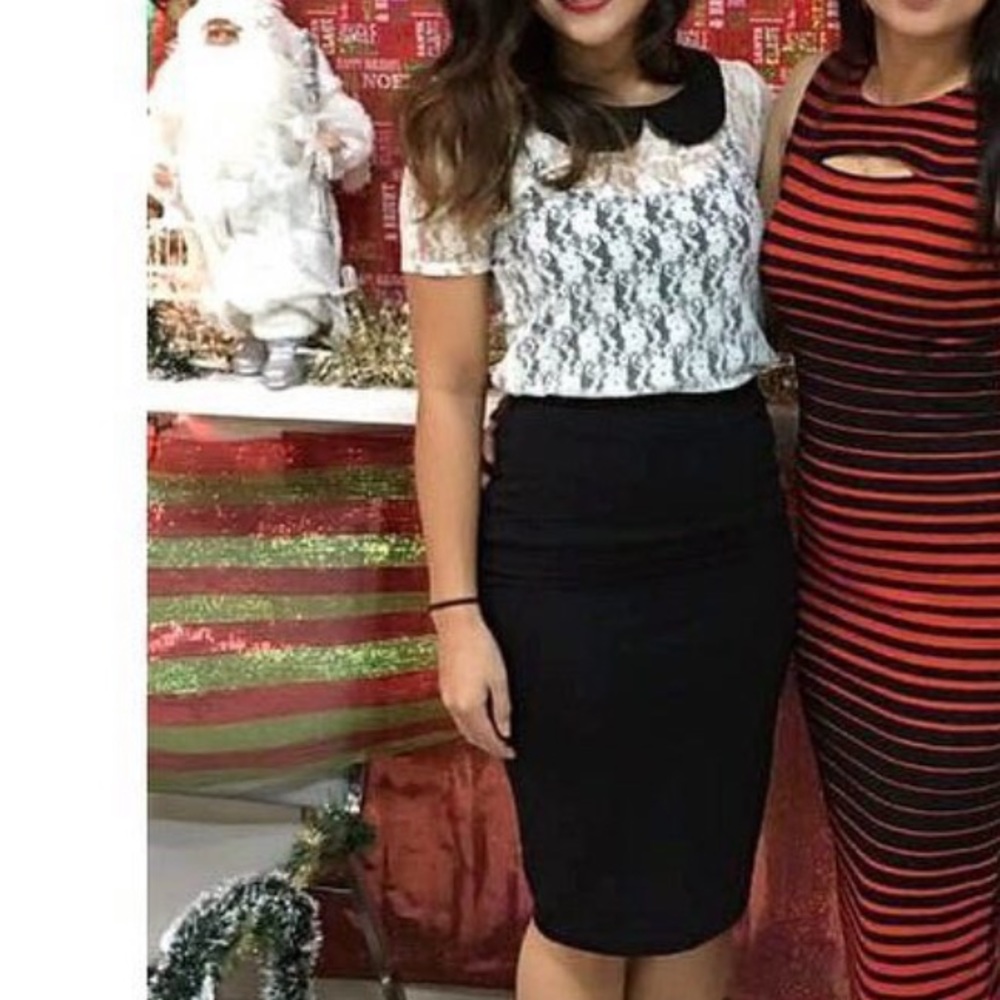 Lace Top w/ Black Peter Pan collar